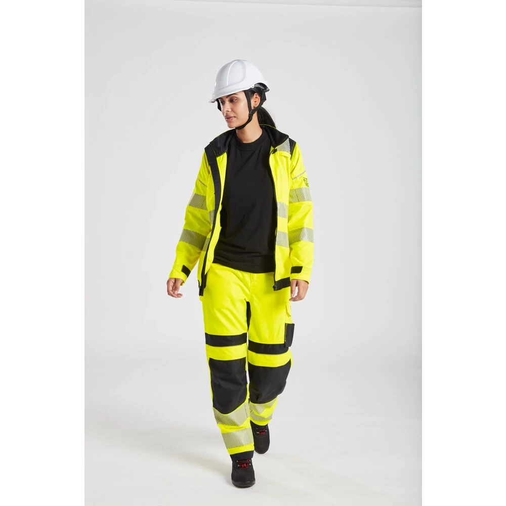 Φωτογραφία με μοντέλο του FR715 - Modaflame Hi-Vis Γυναικείο Σακάκι Εργασίας FR PW3 σε Yellow-Black χρώμα