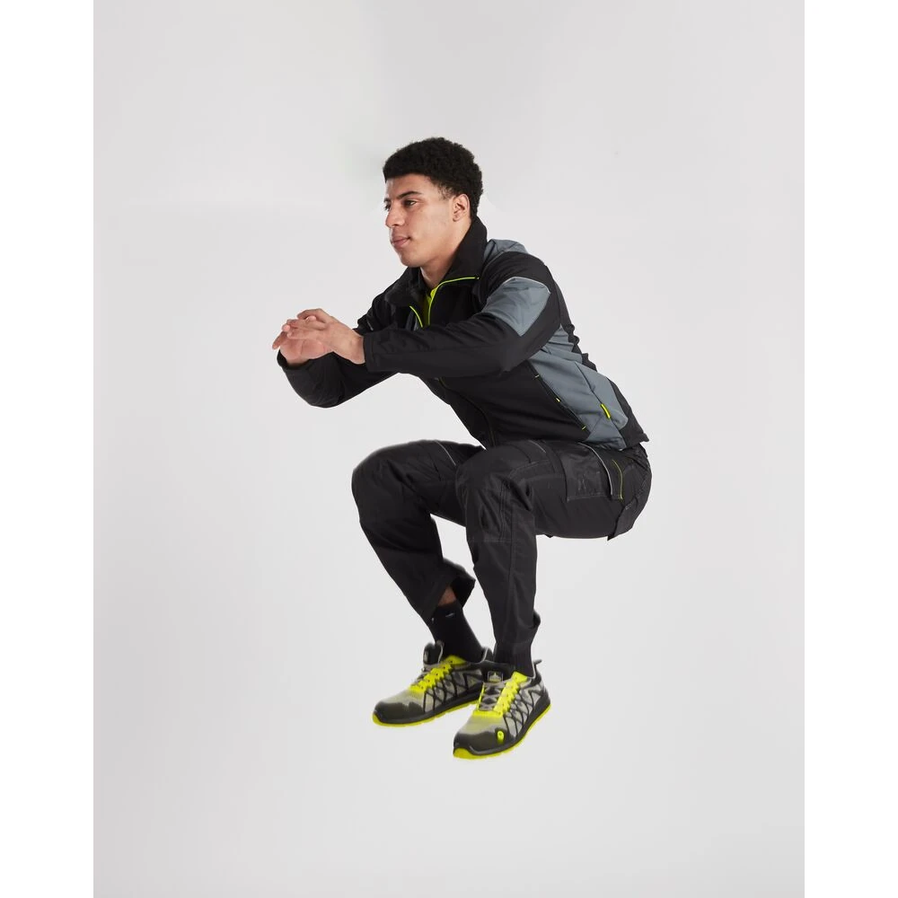 Φωτογραφία με μοντέλο του PW378 - Softshell Σακάκι PW3 (3L) σε Black-Zoom Grey χρώμα