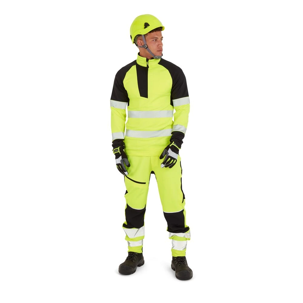 Φωτογραφία με μοντέλο του T172 - Hi-Vis Φούτερ με Φερμουάρ 1/4 PW3 σε Yellow-Black χρώμα