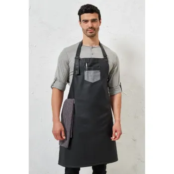 Φωτογραφία από 'Division' - Κερωμένη Ολόσωμη Ποδιά Τζιν με δερματίνη σε χρώμα Indigo Denim